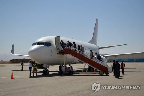 22일 촬영된 헤라트-카불 운행 국내선 여객기[AFP=연합뉴스]