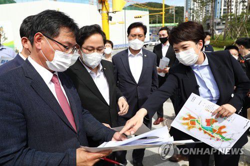 '대장동 개발 의혹' 현장 방문한 국민의힘지난 16일 국민의힘 '이재명 대장동 게이트 진상조사 TF(현 특별위원회)' 소속 의원들이 경기 성남시 분당구 대장동 개발현장을 찾아 현장을 확인하고 있다. [연합뉴스 자료사진]