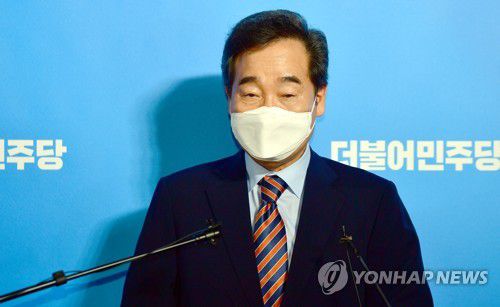 이낙연 전 대표 더불어민주당 이낙연 대선 경선 후보가 지난 9월 25일 오후 광주 김대중컨벤션센터에서 열린 더불어민주당 대선 후보자 광주·전남 경선 결과 발표가 끝나고 인터뷰하고 있다. [공동취재]