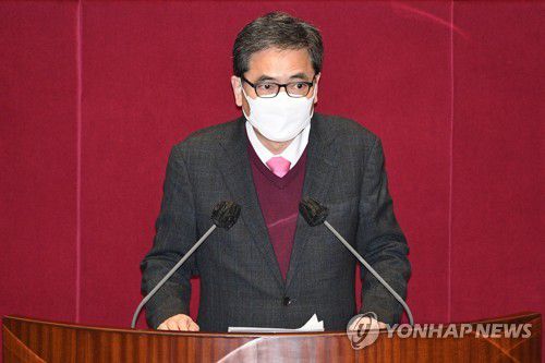 곽상도 의원(서울=연합뉴스) 아들의 화천대유 고액 퇴직금 수령 사실이 드러난 국민의힘 곽상도 의원이 지난 26일 탈당계를 제출했다.  국민의힘 김기현 원내대표는 이날 오후 긴급 최고위를 마친 뒤 "곽 의원이 조금 전 대구시당에 탈당계를 제출했다는 보고를 받았다"고 말했다.  사진은 지난 2월 26일 국회본회의장에서 토론하는 곽상도 의원. [연합뉴스 자료사진]