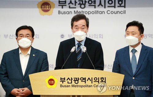 이낙연, 대장동 개발 관련 기자회견(부산=연합뉴스) 손형주 기자 = 더불어민주당 대권주자인 이낙연 전 대표가 27일 오후 부산 연제구 부산시의회에서 대장동 개발비리 의혹 관련 기자회견을 열고 있다. 이 전 대표는 "대장동 개발비리 본질은 부정부패라며 정부 합동특별수사본부 설치를 촉구한다"고 말했다. handbrother@yna.co.kr