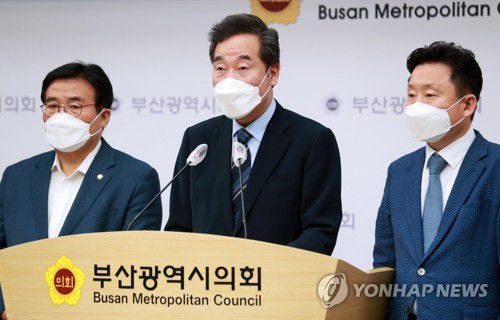 이낙연, 대장동 의혹 관련 정부 합동특별수사본부 설치 촉구(부산=연합뉴스) 손형주 기자 = 더불어민주당 대권주자인 이낙연 전 대표가 27일 오후 부산 연제구 부산시의회에서 대장동 개발비리 의혹 관련 기자회견을 열고 있다. 이 전 대표는 "대장동 개발비리 본질은 부정부패라며 정부 합동특별수사본부 설치를 촉구한다"고 말했다. handbrother@yna.co.kr