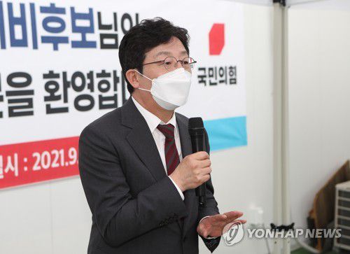 유승민, 대구서 당원들 만나(대구=연합뉴스) 김현태 기자 = 국민의힘 대권주자인 유승민 전 의원이 27일 대구 북구을 당협사무실에서 당원들과 얘기를 하고 있다. 2021.9.27 mtkht@yna.co.kr