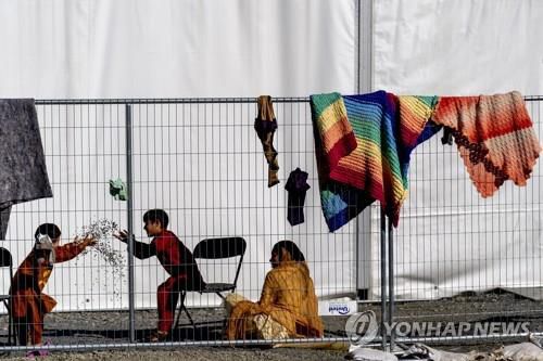 미군 기지에 임시 수용된 아프간 난민[AP=연합뉴스자료사진]