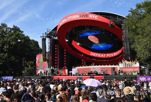 '글로벌 시티즌 라이브' 뉴욕 공연에 몰린 관객들(뉴욕 AFP=연합뉴스) 지난 25일(현지시간) 미국 뉴욕 센트럴 파크에서 열린 '2021 글로벌 시티즌 라이브' 공연에 관객들이 몰려 있다. 국제자선단체인 글로벌 시티즌이 주최한 이번 공연은 기후 위기와 신종 코로나바이러스 감염증(코로나19), 빈곤 등 전 세계가 직면한 문제에 대한 인식을 제고하기 위해 이날 6개 대륙에서 열렸다. 숭례문에서 촬영한 방탄소년단(BTS)의 오프닝 무대를 시작으로 엘튼 존, 에드 시런, 제니퍼 로페즈 등 세계적인 스타와 해리 왕자 부부 등이 무대에 올랐다. sungok@yna.co.kr