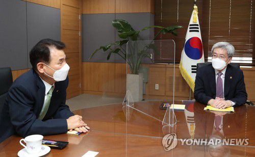 고승범 금융위원장과 정은보 금융감독원장[연합뉴스 자료사진]