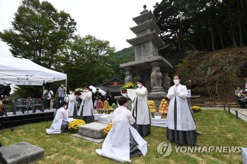 문화재청, 구례 화엄사 사사자 삼층석탑 준공 회향식 개최(서울=연합뉴스) 29일 오후 전남 구례 화엄사에서 열린 '구례 화엄사 사사자 삼층석탑 준공 회향식'에서 행사 관계자들이 석탑에 차를 올리는 헌다의식을 진행하고 있다. 2021.9.29      [문화재청 제공. 재판매 및 DB 금지] photo@yna.co.kr