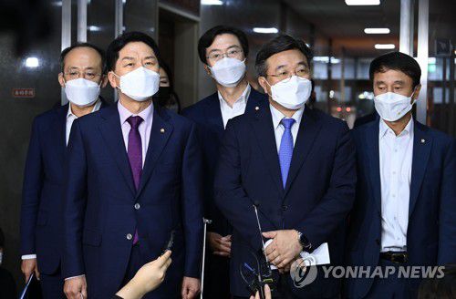 미디어 국회특위서 언론법 등 논의키로(서울=연합뉴스) 진성철 기자 = 더불어민주당 윤호중 원내대표(오른쪽)와 국민의힘 김기현 원내대표가 29일 서울 여의도 국회에서 국회 언론미디어제도개선 특별위원회를 구성해 언론중재법 개정안을 재논의하는 내용의 합의문을 발표한 뒤 취재진의 질문에 답하고 있다. [국회사진기자단] zjin@yna.co.kr