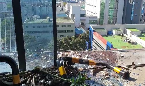 유리창 뚫고 차량 추락 사고 [독자 촬영 제공. 재판매 및 DB 금지]