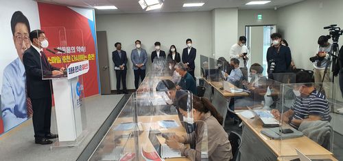 최동용 전 춘천시장 출마선언 기자회견[촬영 이상학]