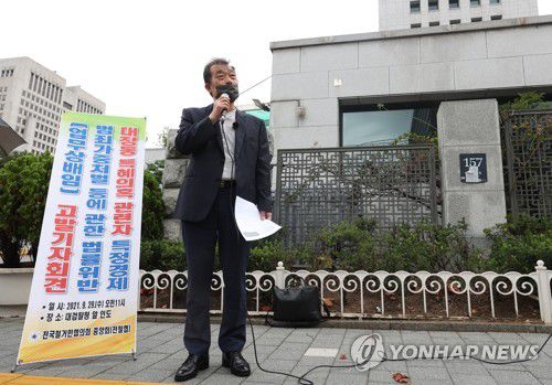 이호승 전국철거민협의회중앙회(전철협) 상임대표이호승 전국철거민협의회중앙회(전철협) 상임대표가 지난 29일 오전 서울 서초구 대검찰청 앞에서 성남시 대장동 개발사업 의혹과 관련해 유동규 전 성남도시개발공사 기획본부장과 정민용 전 성남도시개발공사 전략사업실장, 고재환 성남의뜰 대표를 업무상 배임 혐의로 고발하는 내용의 기자회견을 하고 있다. [연합뉴스 자료사진]