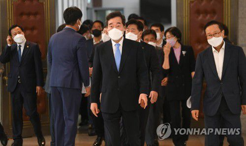 경기도의회 찾은 이낙연 전 대표(수원=연합뉴스) 더불어민주당 대권주자인 이낙연 전 대표가 30일 오전 경기 지역 공약 발표를 위해 기자회견장이 마련된 경기도의회로 이동하고 있다. 2021.9.30 [경기사진공동취재단] stop@yna.co.kr