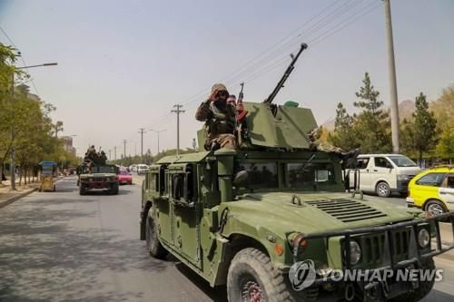 아프간 수도 카불 거리 순찰하는 탈레반 대원들. [EPA=연합뉴스]