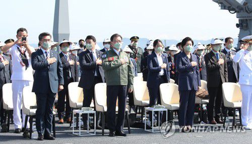 국기에 경례하는 문재인 대통령(포항=연합뉴스) 최재구 기자 = 문재인 대통령이 1일 경북 포항 영일만 해상 마라도함에서 열린 제73주년 국군의 날 기념식에서 잠수함 안창호함 태극기를 향해 경례 하고 있다. 2021.10.1 jjaeck9@yna.co.kr