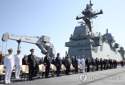 국민의례 하는 문 대통령 내외(포항=연합뉴스) 최재구 기자 = 문재인 대통령이 참석자들과 함께 1일 경북 포항 영일만 해상 마라도함에서 열린 제73주년 국군의 날 기념식에서 애국가를 제창하고 있다. 2021.10.1 jjaeck9@yna.co.kr