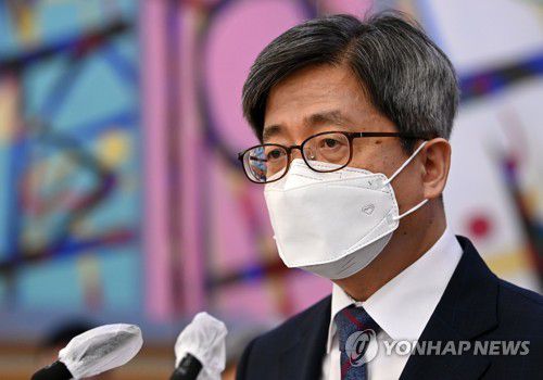 국감 인사말 하는 김명수 대법원장(서울=연합뉴스) 2021년 국정감사가 시작된 1일 서울 서초구 대법원에서 열린 국회 법제사법위원회의 대법원(법원행정처), 사법연수원 등에 대한 국정감사에서 김명수 대법원장이 인사말을 하고 있다. [국회사진기자단] jeong@yna.co.kr