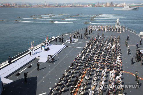 국군의 날 기념사 하는 문재인 대통령(포항=연합뉴스) 최재구 기자 = 문재인 대통령이 1일 경북 포항 영일만 해상 마라도함에서 열린 제73주년 국군의 날 기념식에서 기념사를 하고 있다. 2021.10.1 jjaeck9@yna.co.kr