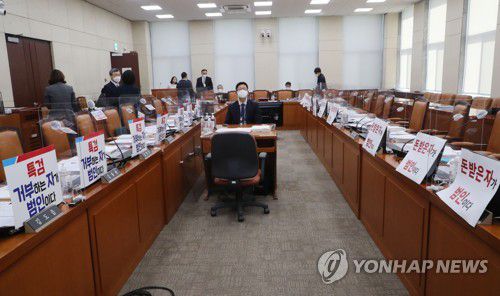 대장동 개발 사업 관련 손팻말 부착한 여야(서울=연합뉴스) 안정원 기자 = 1일 오전 서울 여의도 국회에서 열린 행정안전위원회 국정감사에서 여야가 책상에 붙인 대장동 개발 사업 관련 손팻말 탈부착과 관련 의견이 충돌돼 회의가 중단되고 있다. 2021.10.1 [국회사진기자단] jeong@yna.co.kr