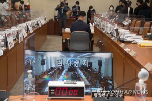 대장동 개발 사업 논란으로 감사 중지된 행안부 국정감사(서울=연합뉴스) 안정원 기자 = 1일 오전 서울 여의도 국회에서 열린 행정안전위원회의 행정안전부 등에 대한 국정감사에서 대장동 개발 게이트 관련 국민의힘과 더불어민주당의 입장차로 감사가 중지돼 있다. [국회사진기자단] jeong@yna.co.kr