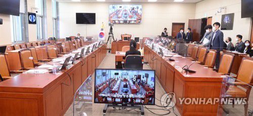 지연되는 과방위 국정감사(서울=연합뉴스) 안정원 기자 = 1일 오전 서울 여의도 국회에서 열린 과학기술정보방송통신위원회의 과학기술정보통신부·우정사업본부·국립전파연구원 등에 대한 국정감사가 국민의힘 의원들의 자리에 붙어있는 대장동 개발 의혹 특검 요구 손팻말 문제로 시작이 지연되고 있다. 2021.10.1 [국회사진기자단] jeong@yna.co.kr