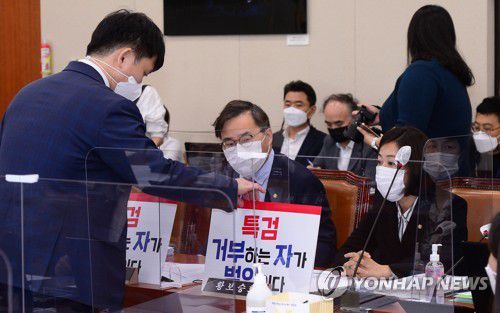 수거되는 대장동 사업 특검 촉구 손팻말(서울=연합뉴스) 안정원 기자 = 1일 오후 서울 여의도 국회에서 열린 과학기술정보방송통신위원회의 과학기술정보통신부, 우정사업본부 등에 대한 국정감사에서 국민의힘이 설치한 대장동 개발사업 특혜 의혹 특검 촉구 요구 손팻말이 여야 합의로 정리되고 있다. 2021.10.1 [국회사진기자단] jeong@yna.co.kr