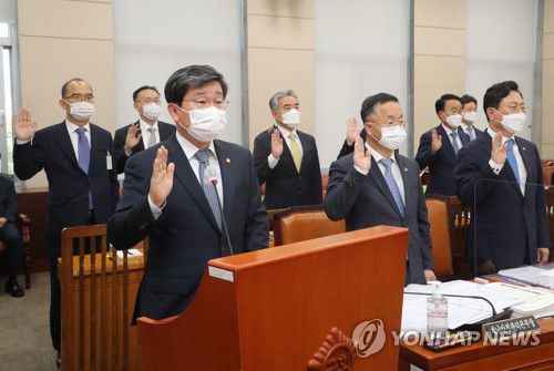 선서하는 전해철 행안부 장관(서울=연합뉴스) 안정원 기자 = 전해철 행정안전부 장관이 1일 오후 서울 여의도 국회에서 열린 행정안전위원회의 행안부 등에 대한 국정감사에서 선서하고 있다. [국회사진기자단] jeong@yna.co.kr