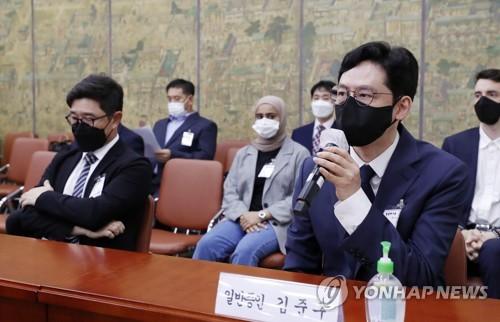 국감 출석한 네이버웹툰 카카오엔터 대표(서울=연합뉴스) 진성철 기자 = 김준구 네이버웹툰 대표(오른쪽부터), 이진수 카카오엔터테인먼트 대표가 1일 서울 여의도 국회 문화체육관광위원회에서 열린 문화체육관광부에 대한 국정감사에서 증인으로 출석해 질의에 답변하고 있다. 2021.10.1 [국회사진기자단] zjin@yna.co.kr