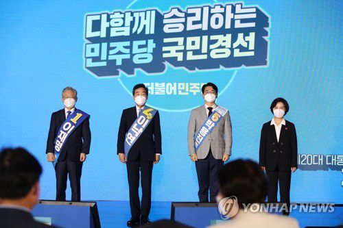 더불어민주당 대선후보 제주 경선 합동발표회(제주=연합뉴스) 박지호 기자 = 1일 오후 제주시 오등동 난타호텔에서 열린 더불어민주당 대선후보 제주 경선 합동토론회에서 이재명(왼쪽부터), 이낙연, 박용진, 추미애 후보가 포즈를 취하고 있다. [공동취재] jihopark@yna.co.kr