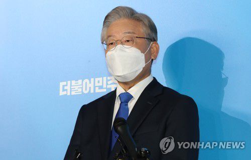 인터뷰 하는 이재명 후보(제주=연합뉴스) 박지호 기자 = 1일 오후 제주시 오등동 난타호텔에서 열린 더불어민주당 대선 후보 선출을 위한 제주 경선에서 1위를 차지한 이재명 후보가 인터뷰하고 있다. [공동취재] jihopark@yna.co.kr