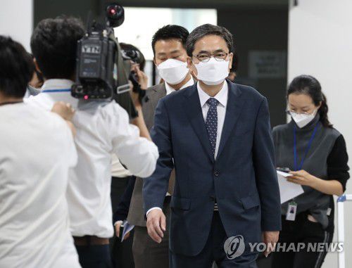 의원직 사퇴 기자회견 나선 무소속 곽상도 의원(서울=연합뉴스) 안정원 기자 = 무소속 곽상도 의원이 아들의 '화천대유 퇴직금 50억원' 논란과 관련 2일 의원직 사퇴 기자회견을 위해 국회 소통관으로 입장하고 있다. 2021.10.2 jeong@yna.co.kr