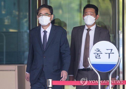 국회 떠나는 무소속 곽상도 의원(서울=연합뉴스) 안정원 기자 = 무소속 곽상도 의원이 아들의 '화천대유 퇴직금 50억원' 논란과 관련 2일 오전 서울 여의도 국회 소통관에서 국회의원직 사퇴 기자회견을 마친 뒤 소통관을 나서고 있다. 2021.10.2 jeong@yna.co.kr