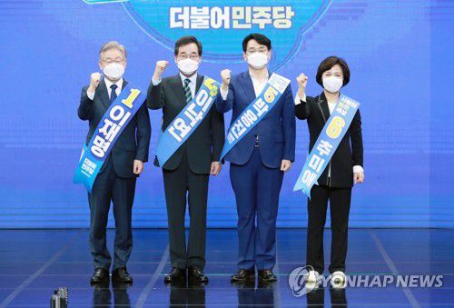 민주당 부울경 합동연설회(부산=연합뉴스) 손형주 기자 = 25일 오후 부산항국제전시컨벤션센터(BPEX)에서 열린 더불어민주당 대선 후보 선출을 위한 부산·울산·경남 합동연설회에서 후보자들이 주먹을 쥐어 보이고 있다. 왼쪽부터 이재명, 이낙연, 박용진, 추미애 후보. 2021.10.2 handbrother@yna.co.kr