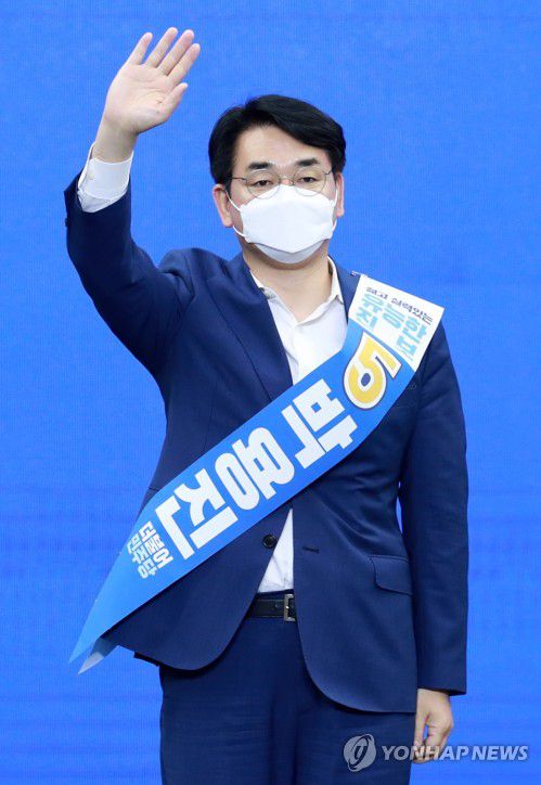 손 흔드는 박용진(부산=연합뉴스) 손형주 기자 = 25일 오후 부산항국제전시컨벤션센터(BPEX)에서 열린 더불어민주당 대선 후보 선출을 위한 부산·울산·경남 합동연설회에서 박용진 후보가 손을 흔들고 있다. 2021.10.2 handbrother@yna.co.kr