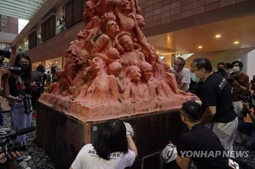 5월2일 홍콩대에 세워진 톈안먼 민주화 시위 추모 조각상 '수치의 기둥' 청소 행사가 진행됐다. [AP=연합뉴스]