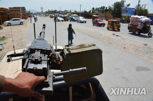 아프간 잘랄라바드의 검문소에서 경계 활동 중인 탈레반. [신화=연합뉴스])