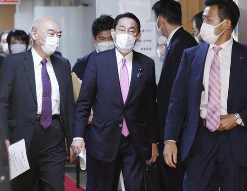 (도쿄 교도=연합뉴스) 일본 총리 취임을 앞둔 기시다 후미오 자민당 총재가 1일 당 본부에서 열리는 임시 총무회에 참석하기 위해 이동하고 있다.  photo@yna.co.kr