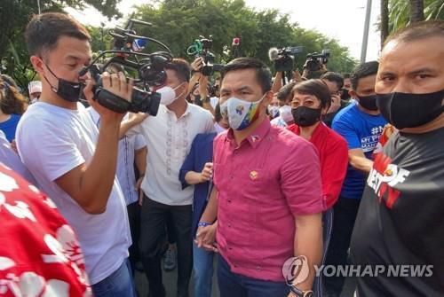 대선 후보 등록 나선 필리핀 복싱 영웅 파키아오 (마닐라 EPA=연합뉴스) 필리핀의 복싱 영웅이자 상원의원인 매니 파키아오(가운데)가 1일(현지시간) 대통령 선거 후보 등록을 위해 수도 마닐라의 선거관리위원회에 도착하고 있다. 복싱 8체급을 석권한 '살아있는 전설' 파키아오는 내년 5월 열리는 대선 도전을 위해 지난달 29일 은퇴를 선언했다.     sungok@yna.co.kr