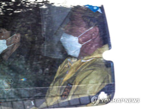 '대장동 개발 사업 특혜 의혹' 영장실질심사 마친 유동규 전 기획본부장(서울=연합뉴스) 류영석 기자 = '대장동 개발 사업 특혜' 의혹의 핵심인물로 꼽히는 유동규 전 성남도시개발공사 기획본부장이 3일 오후 서울 서초구 서울중앙지법에서 특정경제범죄 가중처벌 등에 관한 법률 위반(배임) 등 혐의로 구속 전 피의자심문(영장실질심사)을 받은 후 호송차를 타고 서울구치소로 향하고 있다.2021.10.3 [공동취재] ondol@yna.co.kr