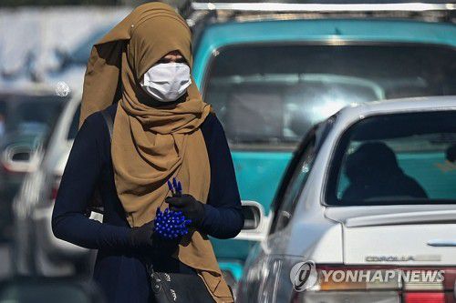 전신 가리고 카불 도심서 필기구 파는 아프간 여성(카불 AFP=연합뉴스) 이슬람 무장세력 탈레반이 장악한 아프가니스탄 수도 카불의 도심에서 9월 5일(현지시간) 부르카처럼 전신을 가린 아프간 여성이 출퇴근 직장인을 상대로 필기구를 팔고 있다. 현지 언론은 최근 수도 카불 등지에서 교육과 취업 등 권리 보장을 요구하는 여성들의 시위가 확산하고 있다고 전했다.2021.10.5 [AFP 연합뉴스 자료사진. 재판매 및 DB 금지] sungok@yna.co.kr