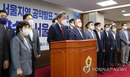 서울지역 공약 발표하는 이낙연 후보(서울=연합뉴스) 더불어민주당 이낙연 대선 경선 후보가 5일 서울시 중구 서울시의회 의원회관에서 기자회견을 열고 서울지역 공약을 발표하고 있다. 2021.10.5 [국회사진기자단] toadboy@yna.co.kr