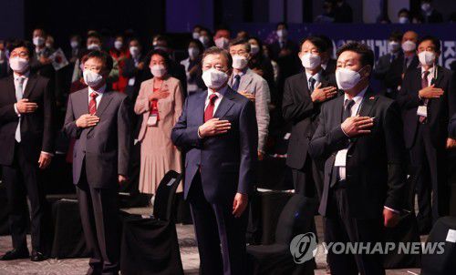 국민의례 하는 문 대통령(서울=연합뉴스) 최재구 기자 = 문재인 대통령이 5일 서울 그랜드 워커힐호텔에서 열린 제15회 세계한인의 날 기념식에서 국기에 경례하고 있다. 2021.10.5 jjaeck9@yna.co.kr