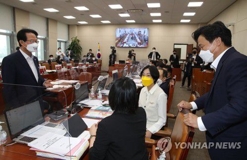 대장동 개발사업 관련 파행되는 기재부 국감(서울=연합뉴스) 안정원 기자 = 5일 오전 서울 여의도 국회에서 열릴 예정이던 기획재정위원회의 기획재정부 국정감사에서 더불어민주당 김영진 간사(오른쪽)와 국민의힘 류성걸 간사가  정의당 장혜영 의원과 기본소득당 용혜인 의원에게 국감 개의가 늦어지는 이유를 설명하고 있다.        국민의힘 류성걸 간사는  "대장동 개발사업 관련 여야가 노트북에 부착한 인쇄물을 제거하지 않으면 회의를 개의할 수 없다고  윤후덕 위원장이 입장을 밝혔다"고 말했다.  2021.10.5 jeong@yna.co.kr