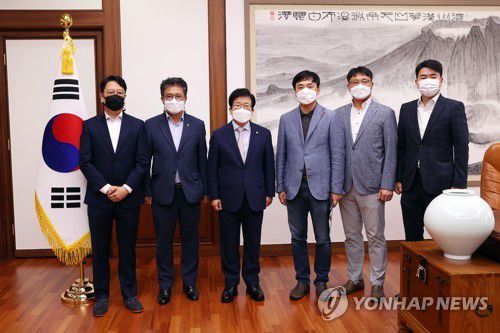 언론단체장 만난 박병석 국회의장(서울=연합뉴스) 안정원 기자 = 박병석 국회의장이 5일 오전 국회 의장 집무실에서 전국언론노동조합 등 5개 언론단체장을 만나 간담회에 앞서 기념촬영을 하고 있다. 2021.10.5 [국회사진기자단] jeong@yna.co.kr