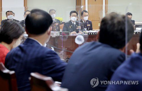 답변하는 김창룡 경찰청장(서울=연합뉴스) 김창룡 경찰청장이 5일 오후 서울 서대문구 경찰청에서 열린 국회 행정안전위원회의 경찰청 국정감사에서 질의에 답변하고 있다. 2021.10.5 [국회사진기자단] toadboy@yna.co.kr