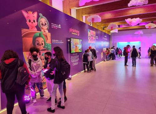 '핑크퐁 원더스타' 전시회 찾은 학생들(상파울루=연합뉴스) 김재순 특파원 = 브라질의 10월 어린이 달을 맞아 상파울루 한국문화원이 개최한 '핑크퐁 원더스타' 전시회가 성황을 이루고 있다. 한국문화원 1층 문화마당에 마련된 전시장. 2021.10.5. fidelis21c@yna.co.kr