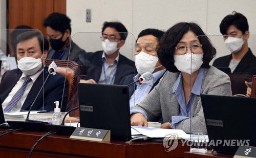 하는 권인숙 의원(서울=연합뉴스) 하사헌 기자 = 5일 국회에서 열린 2021년 교육부 산하기관 국정감사에서 더불어민주당 권인숙 의원이 국민의 힘 의원들의 '대장동 특검을 요구' 문구 마스크 착용에 대해 의사진행발언을 하고 있다.2021.10.5 [국회사진기자단] toadboy@yna.co.kr