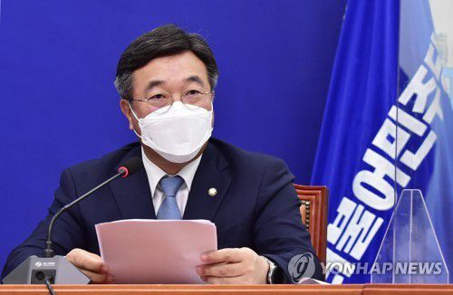 발언하는 민주당 윤호중 원내대표(서울=연합뉴스) 안정원 기자 = 더불어민주당  윤호중 원내대표가 6일 오전 서울 여의도 국회에서 열린 최고위원회의에서 발언하고 있다. [국회사진기자단] jeong@yna.co.kr