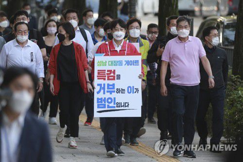 특검 도입 촉구 도보 투쟁하며 청와대 분수광장으로 들어서는 이준석(서울=연합뉴스) 국민의힘 이준석 대표가 6일 '대장동 의혹 진상 규명을 위한 특검' 도입 촉구 도보 투쟁을 하며 서울 종로구 청와대 분수광장으로 들어서고 있다. 2021.10.6 [국회사진기자단] toadboy@yna.co.kr