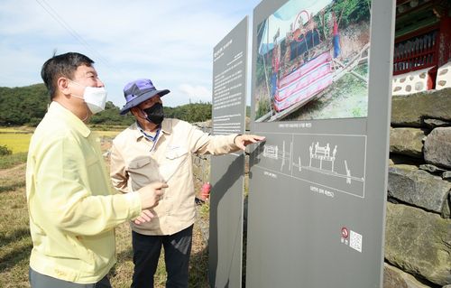 태안 승언리 상여 보호각 현황 살피는 가세로 태안군수(오른쪽)[태안군 제공. 재판매 및 DB 금지]