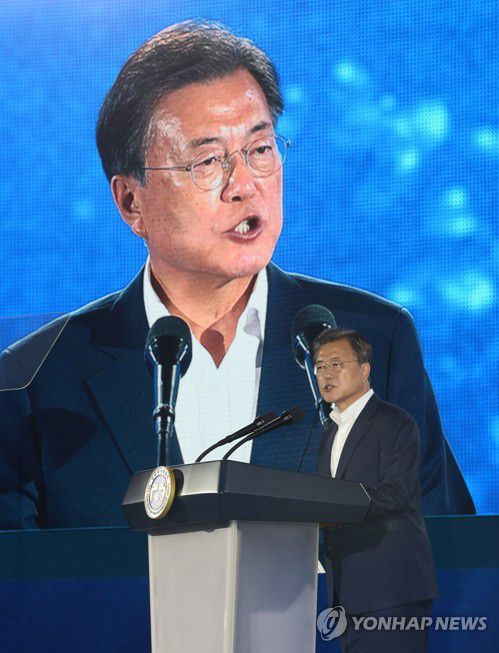 발언하는 문 대통령(인천=연합뉴스) 최재구 기자 = 문재인 대통령이 7일 인천광역시 서구 현대모비스 수소연료전지공장 투자 예정지에서 열린 수소경제 성과 및 수소 선도국가 비전보고에서 발언하고 있다. 2021.10.7 jjaeck9@yna.co.kr